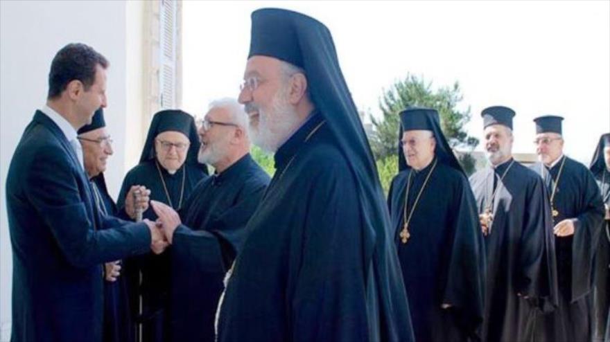 El presidente sirio, Bashar al-Asad (izda.), recibe a una delegación del Patriarcado melquita greco-católico, 4 de julio de 2017.