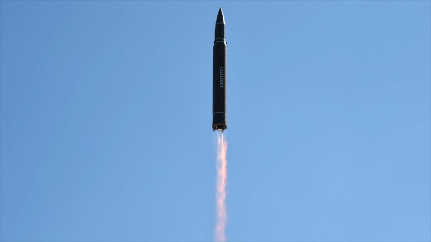El momento del lanzamiento del misil balístico intercontinental, bautizado Hwasong-14, por Corea del Norte, 4 de julio de 2017.