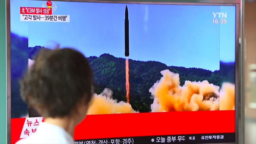 La cadena televisión surcoreana YTN muestra el momento del lanzamiento del misil balístico intercontinental (ICBM) por Pyongyang, 4 de julio de 2017.