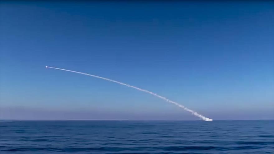 Lanzamiento de un misil de crucero por un submarino ruso.