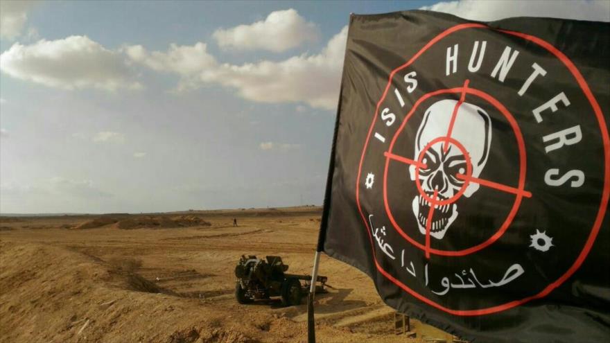 Bandera del batallón de Cazadores de Daesh, una subdivisión de la 5ª Legión del Ejército sirio, en Homs, Siria.