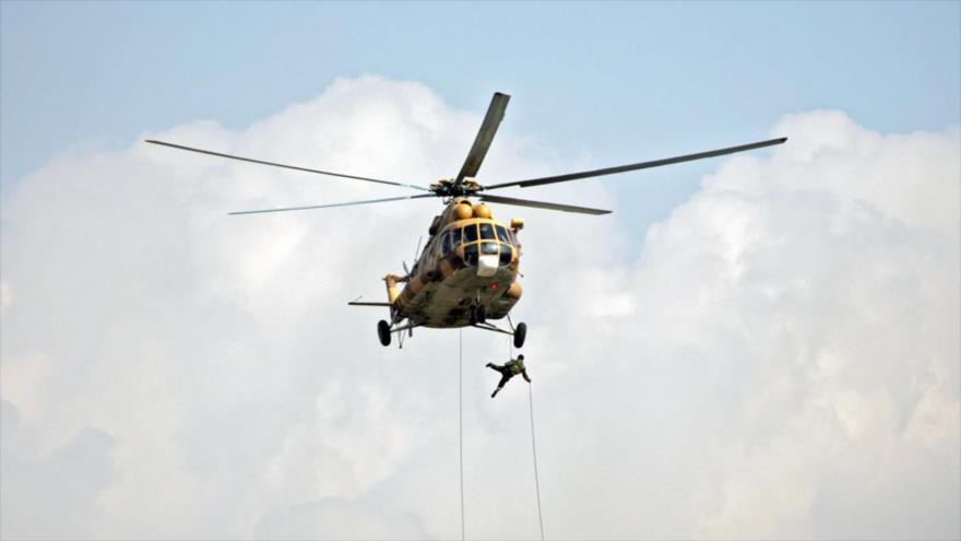 Un helicóptero de la Fuerza Terrestre del CGRI participa en una maniobra militar. 