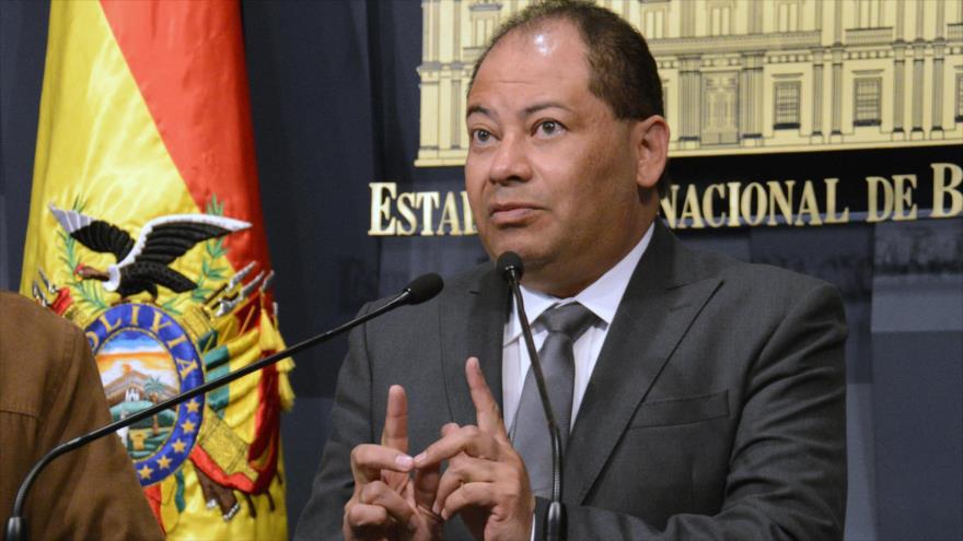Carlos Romero, ministro de Gobierno de Bolivia, habla ante la prensa.