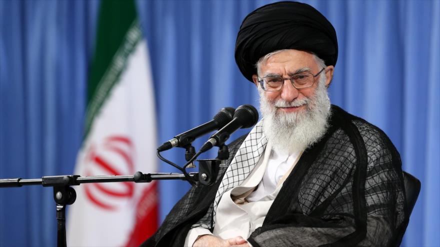 El Líder de la Revolución Islámica de Irán, el ayatolá Seyed Ali Jamenei, durante su visita con los profesores universitarios, 21 del junio de 2017.