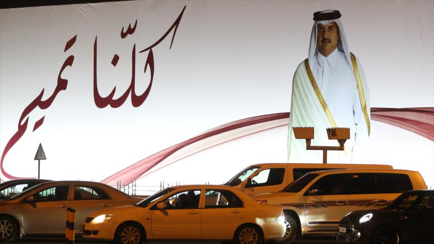 Gran retrato del emir catarí, Tamim bin Hamad Al Zani, instalado en Doha (capital de Catar), con el escrito ‘Todos somos Tamim’, 11 de junio de 2017.