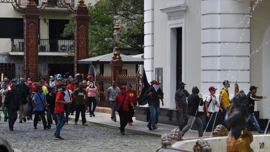 Vídeo: Varios heridos en violento asalto al Parlamento venezolano