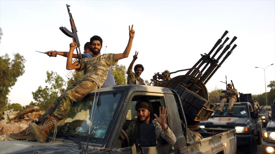 Miembros de la brigada Salah Bou-Haliqa, fieles al Ejército Nacional Libio, celebran su llegada a la ciudad de Bengasi, 5 de junio de 2017.