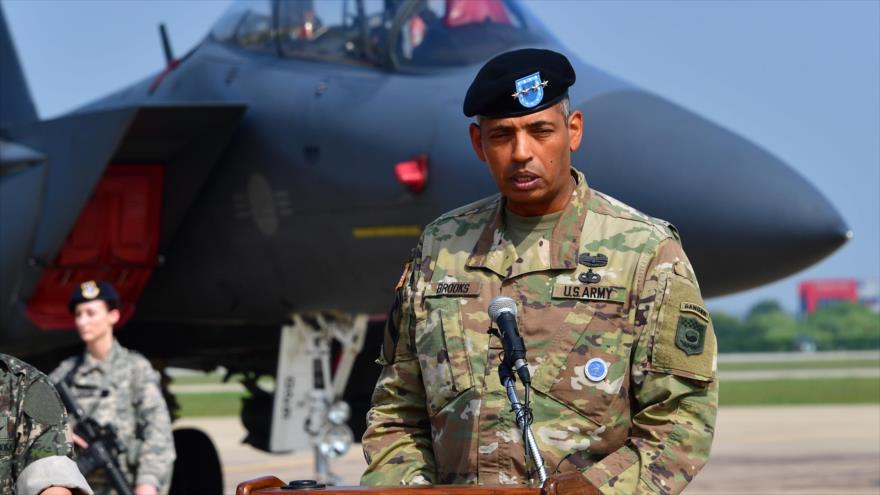 El comandante de las tropas estadounidenses en Corea del Sur, el general Vincent Brooks, ofrece una rueda de prensa en la base aérea surcoreana de Osan.