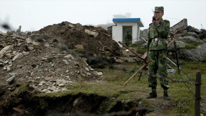 Un soldado chino haciendo guardia en el sector de Sikkim, en la frontera con La India.