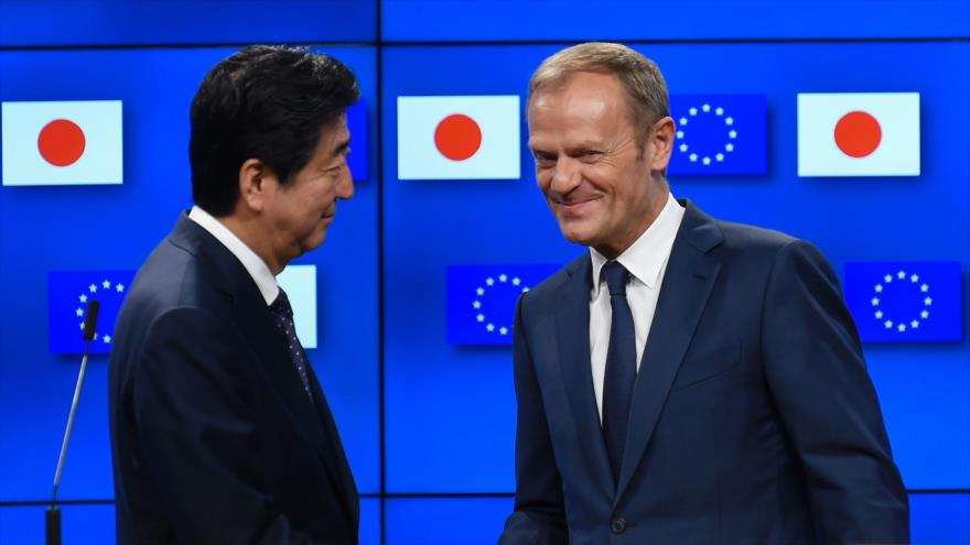 El presidente del Consejo Europeo, Donald Tusk, junto con el primer ministro japonés, Shinzo Abe, 6 de julio de 2017.