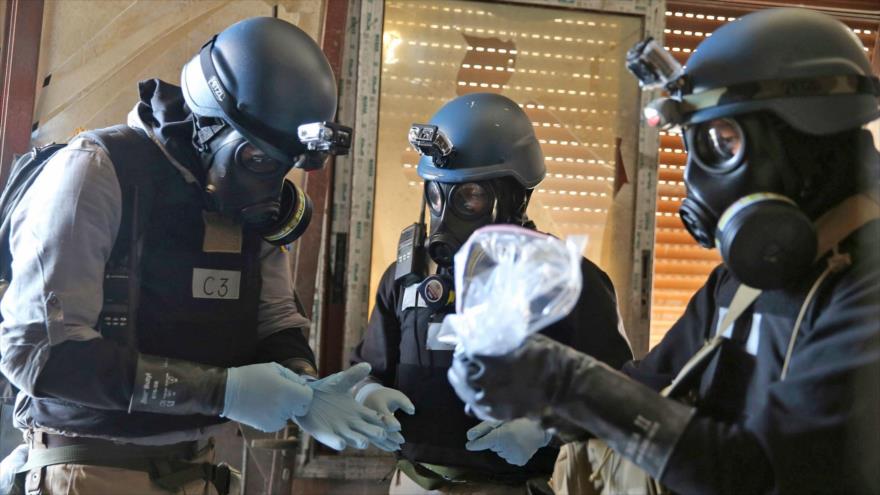 Expertos en armas químicas recogen muestras de un sitio en Damasco, capital siria, atacado con este tipo de armas.
