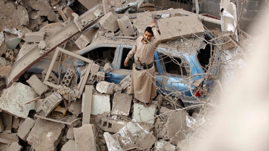 Un yemení mira los escombros de viviendas destruidas en un ataque aéreo de Arabia Saudí y sus aliados en Saná, 9 de junio de 2017.
