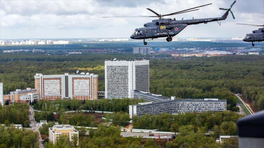 Helicópteros militares rusos sobrevuelan la sede del Servicio de Inteligencia Extranjera (SVR, por sus siglas en ruso) cerca de Moscú, la capital de Rusia.