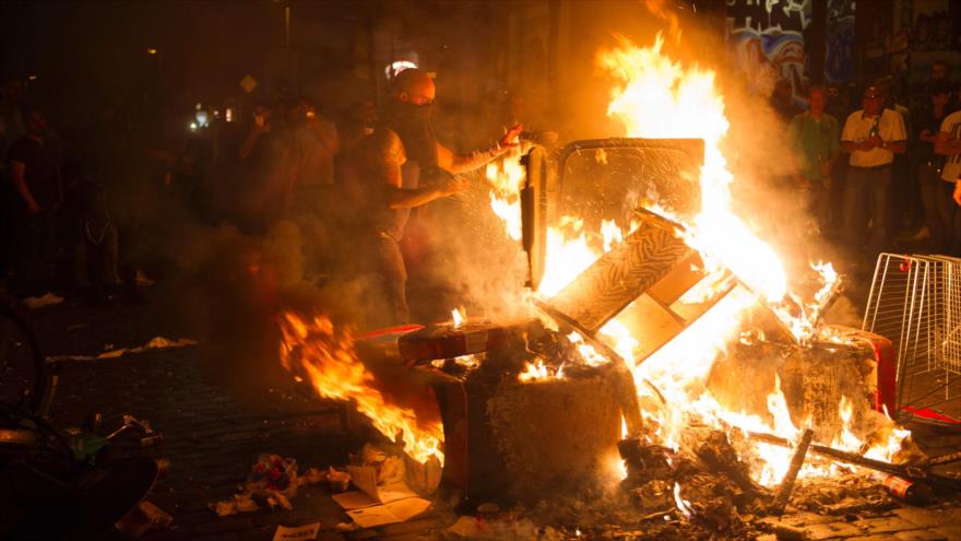 Manifestantes queman una barricada frente al centro popular de Rote Flora en Hamburgo, norte de Alemania, 6 de julio de 2017.