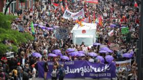 Manifestantes bloquean residencia de Melania Trump en Alemania