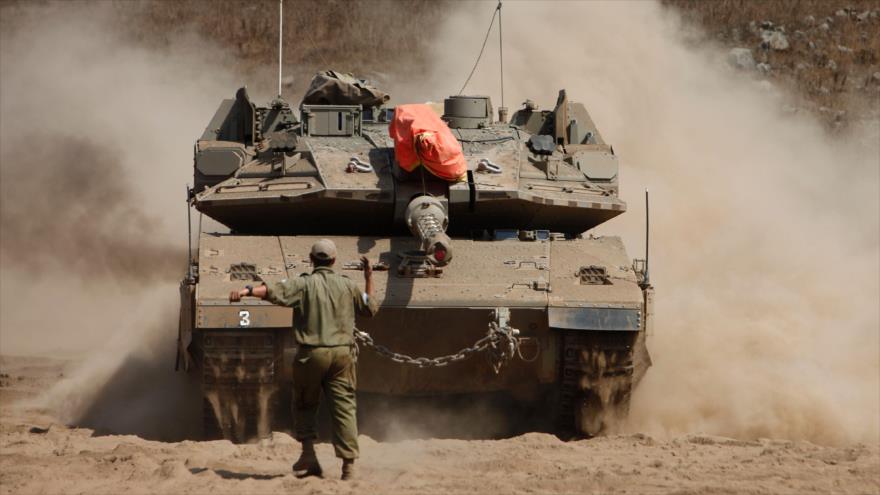 Soldado israelí maneja un tanque durante un ejercicio militar en la parte norteña de los ocupados altos de Golán, 13 de septiembre de 2016.