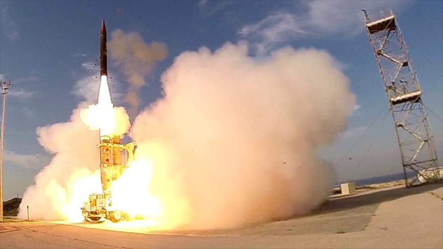  	Un componente del Sistema Terminal de Defensa Aérea a Gran Altitud (THAAD, por sus siglas en inglés) lanza un misil.