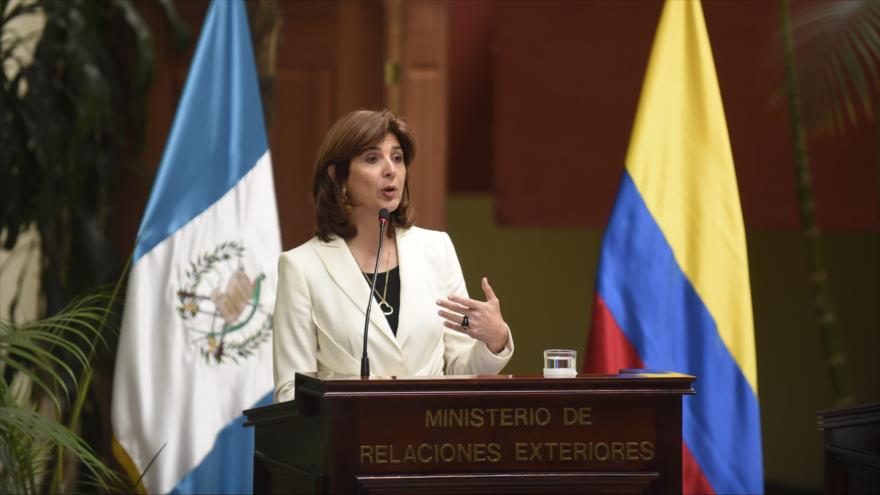 La canciller colombiana, María Ángela Holguín, habla en una rueda de prensa en Guatemala, 6 de febrero de 2017.
