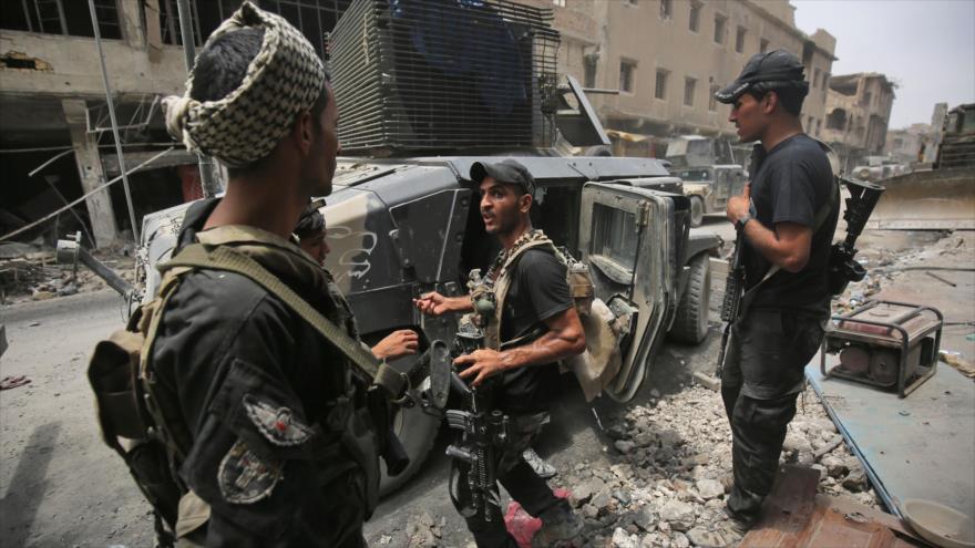 Fuerzas iraquíes patrullan en las calles del casco antiguo de Mosul, 7 de julio de 2017.