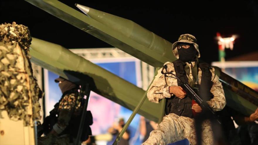 Combatientes de Saraya al-Quds participan en un desfile militar exhibiendo uno de sus misiles de última generación.