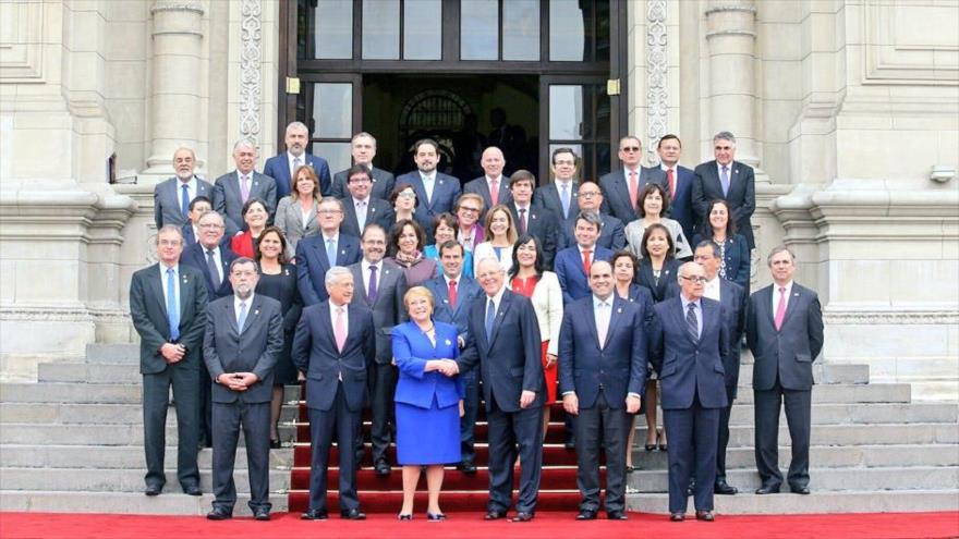 Los presidentes de Chile y Perú, Michelle Bachelet y Padro Pablo Kuczynski, respectivamente, y delegaciones de ambos lados en el marco de su primer encuentro binacional, 7 de julio de 2017.