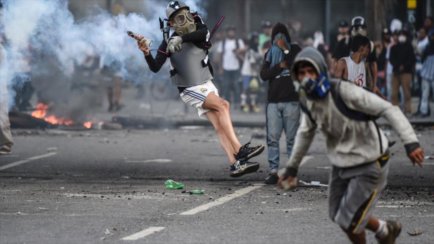 Opositores venezolanos se manifiestan contra el Gobierno de Nicolás Maduro en Caracas (capital), 6 de julio de 2017.