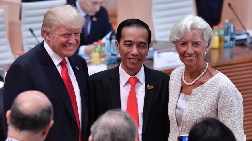 La jefa del FMI, Christine Lagarde, posa al lado del presidente de Indonesia Joko Widodo y el de EE.UU., Donald Trump, Alemania, 8 de julio de 2017.