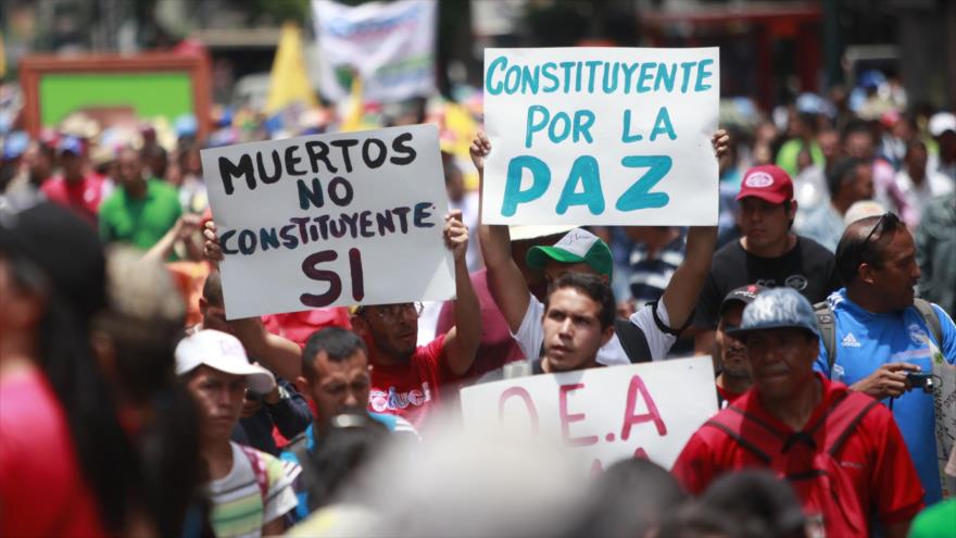 Venezolanos salen a las calles de la capitalina ciudad de Caracas en apoyo a la Constituyente.