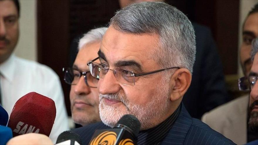 Alaeddin Boruyerdi, presidente de la Comisión de Seguridad Nacional y Política Exterior del Parlamento iraní, habla con los periodistas.