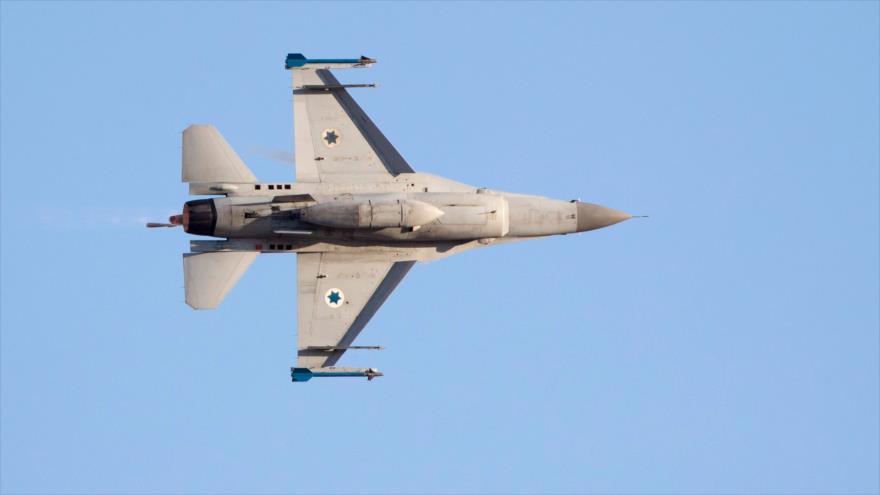 Caza F-16 del régimen israelí sobrevuela el desierto de Néguev, 29 de junio de 2017.