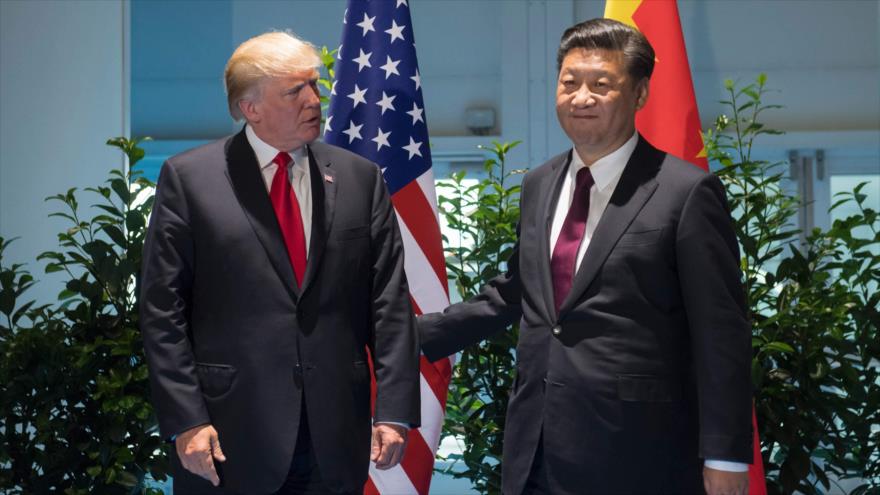 El presidente de EE.UU., Donald Trump, y su par chino, Xi Jinping (dcha.), se reúnen en Hamburgo, Alemania, 8 de julio de 2017.