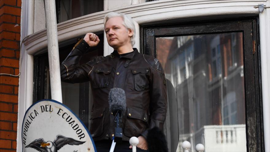 El fundador de Wikileaks, Julian Assange, en la terraza de la embajada de Ecuador en Londres, capital del Reino Unido, 19 de mayo de 2017.