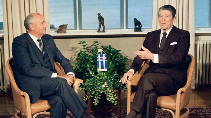 El entonces líder de la Unión Soviética (URSS), Mijaíl Gorbachov (dcha.), junto al presidente de EE.UU., Ronald Reagan, reunidos en Reikiavik, en 1986.