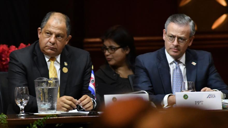 El presidente de Costa Rica, Luis Guillermo Solís (izda.), y el canciller costarriqueño, Manuel González, durante una reunión, 29 de junio de 2017.