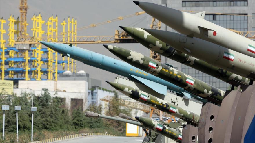 Misiles iraníes exhibidos durante una exposición en Teherán, capital de Irán.