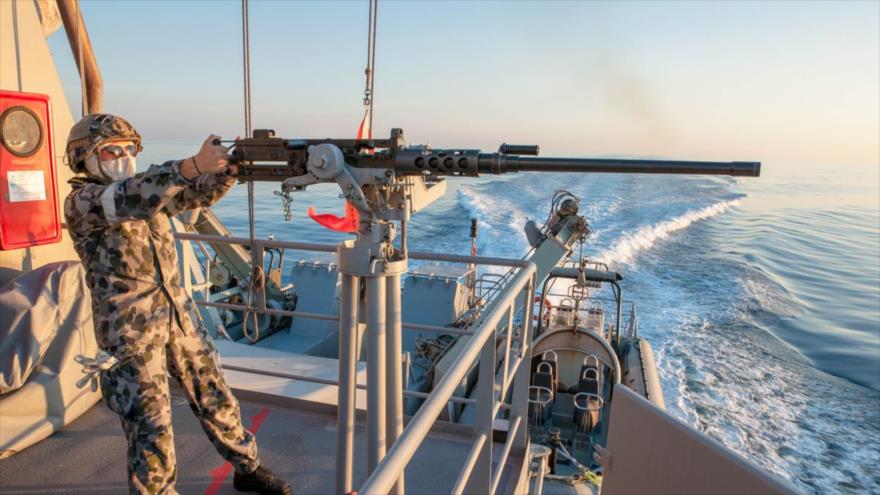 Un miembro de la Armada Real Australiana realiza disparos desde el barco HMAS Bathurst durante los ejercicios Talisman Sabre, 28 de junio de 2017.