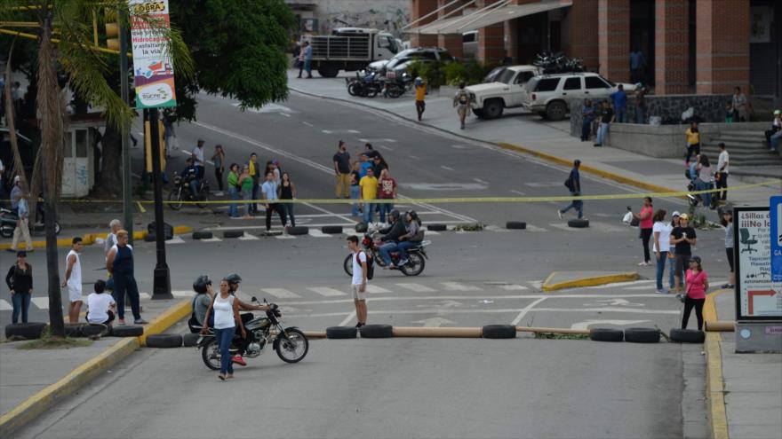 Opositores venezolanos bloquean una de las principales avenidas en Caracas, la capital, 10 de julio de 2017.