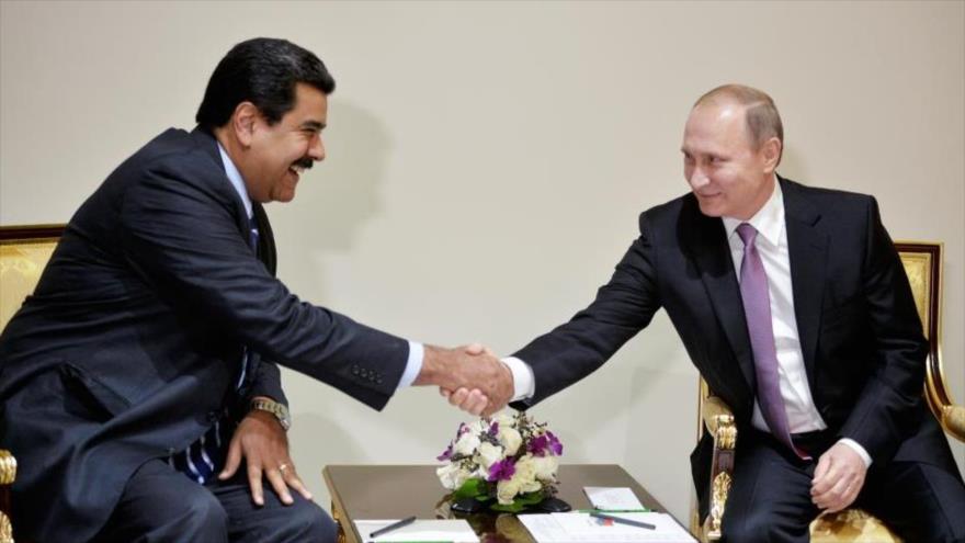 Presidente venezolano, Nicolás Maduro (izda.), y su homólogo ruso, Vladimir Putin, durante un Fórum económico en Teherán, Irán, noviembre de 2015.