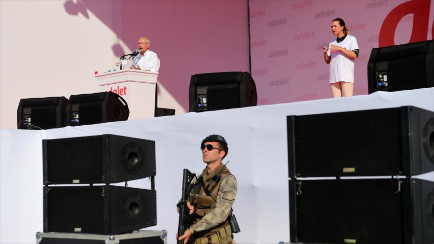 El líder opositor del Partido Republicano del Pueblo (CHP) de Turquía, Kemal Kılıcdaroglu (izda.), durante la Marcha por la Justicia, 9 de julio de 2017.