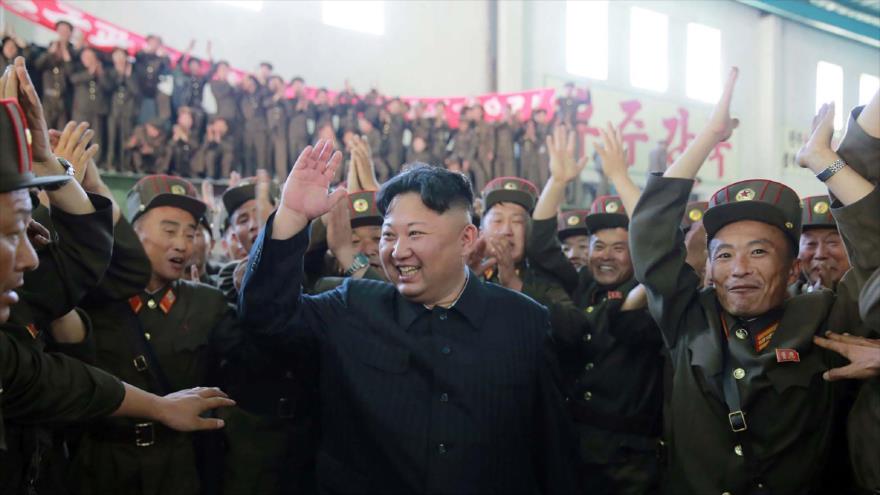 Así celebra líder norcoreano prueba de su misil intercontinental