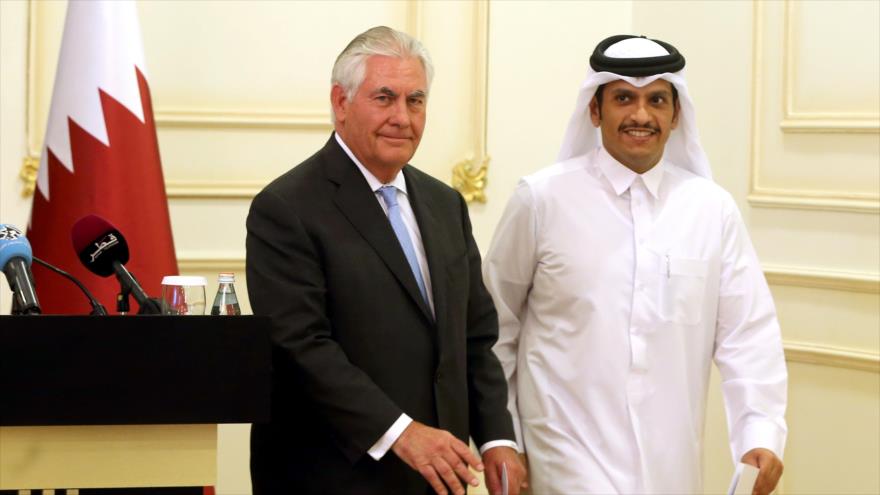 El secretario de Estado de EE.UU., Rex Tillerson (izqda.), y su par catarí, el sheij Mohammad bin Abdulrahman Al Thani, 11 de julio de 2017.