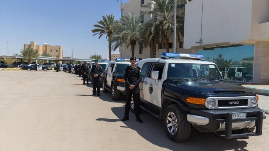 Agentes de la Policía saudí patrullan un lugar.
