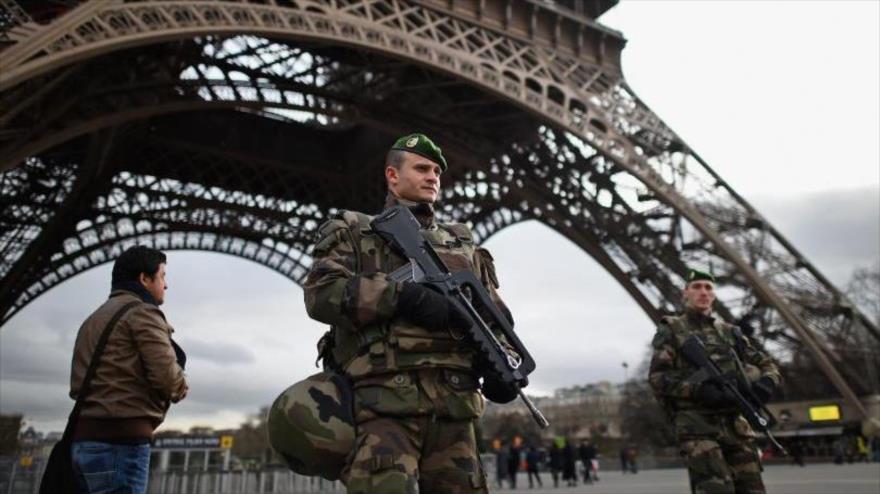 Las tropas francesas patrullan alrededor de la Torre Eiffel en París, la capital, 12 de enero de 2015.