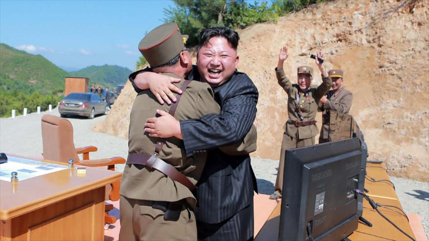 El líder de Corea del Norte, Kim Jong-un, celebra el lanzamiento de un misil balístico, 4 de julio de 2017.