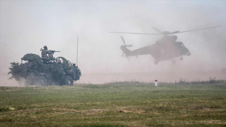 Vehículo y un helicoptero militar de la OTAN durante las maniobras Saber Strike en Polonia, 15 de junio de 2017.