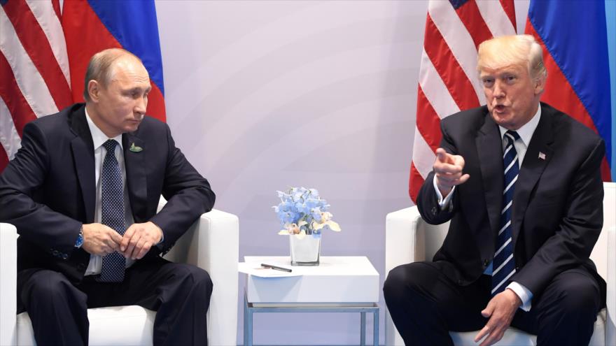 El presidente ruso, Vladimir Putin (izda.), y su par estadounidense, Donald Trump, en una reunión mantenida en Alemania, 7 de julio de 2017.