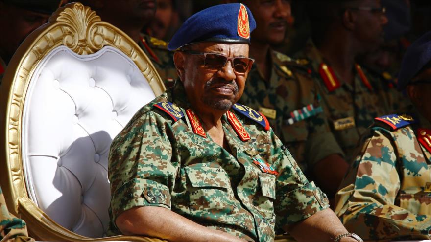Presidente sudanés, Omar al-Bashir, observa el simulacro conjunto de fuerzas aéreas de Sudán y Arabia Saudí en la base aérea de Marwa, cerca de Meroe, al norte de Jartum, 9 de abril de 2017.
