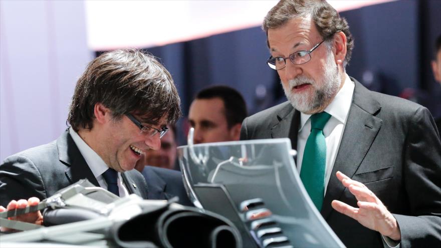 El presidente del Gobierno español, Mariano Rajoy (dcha.), y el presidente de la Generalitat de Cataluña, Carles Puigdemont, 12 de mayo de 2017.