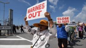 Japoneses protestan contra reubicación de base de EEUU en Okinawa