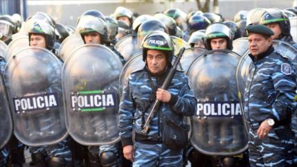 Policía argentina desaloja a la fuerza a empleados de Pepsico